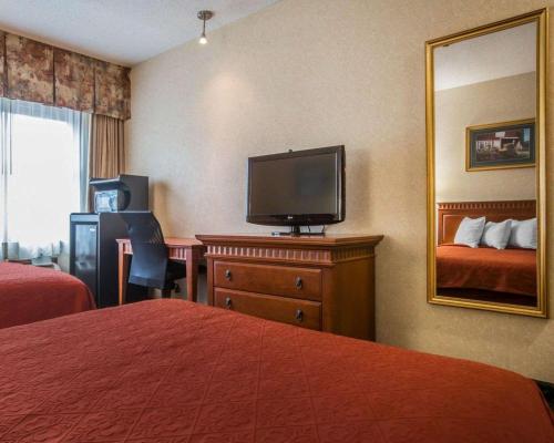 Econo Lodge Glens Falls - Lake George - image 14