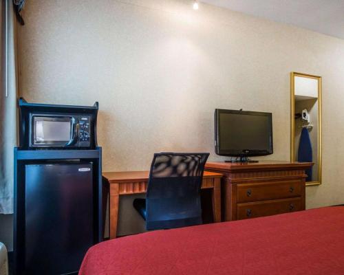 Econo Lodge Glens Falls - Lake George - image 10