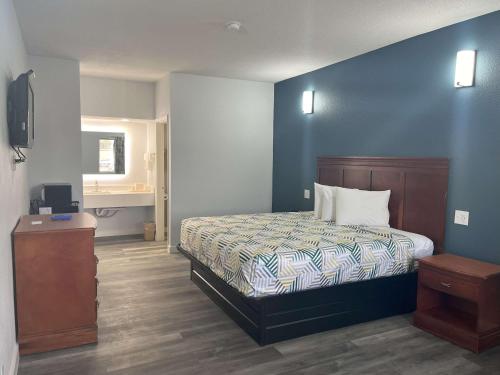 2 queen beds, 1 double bed