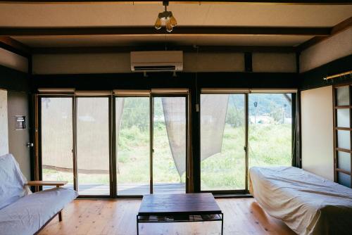 hinatabocco guesthouse kominka Twin room bed