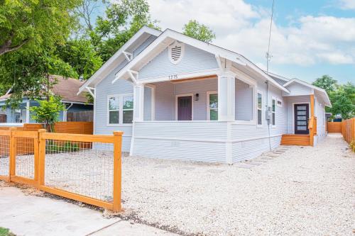 Stunning Elegance 4BR2.5 BA Near Vibrant Downtown in San Antonio, USA