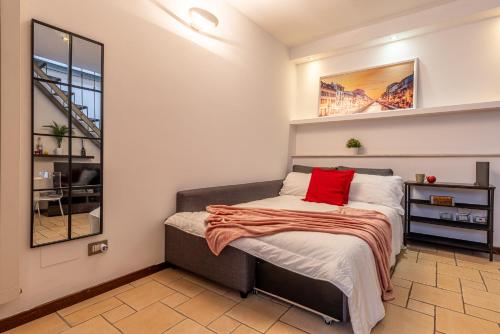 Romantic Suite Navigli - 15min Duomo - FREE parking - Tap to explore photos