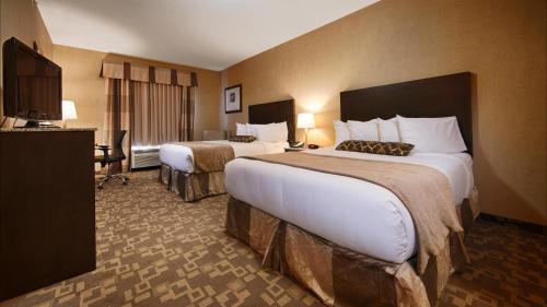 Queen Room with Two Queen Beds - Non-Smoking image 6