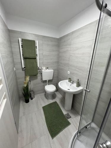 ฝักบัว, Queen Apartment city Center in เมดาส