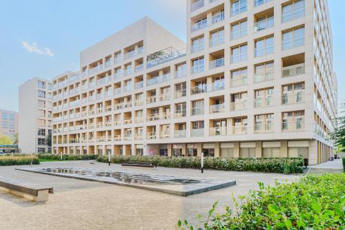 Lumina apart near the railway station