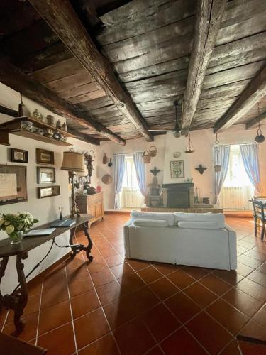  Sui tetti del borgo in Capranica