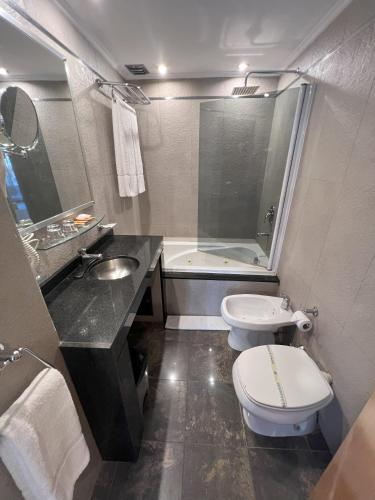 Suite with Spa Bath image 1