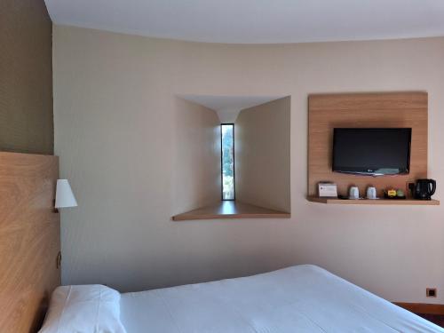 1 queen bed, 1 twin bed