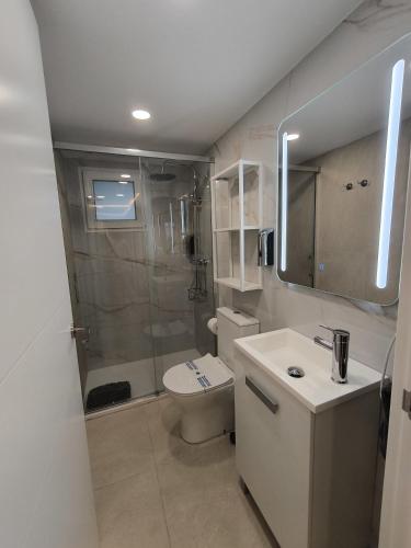 Apartment with Shower image 3