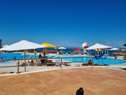 Úszómedence, Golf & Meer - Appartment im Skiper Resort in Crveni Vrh