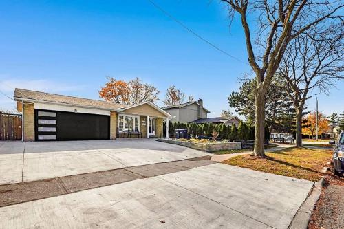 Home in Serene Suburbia 905