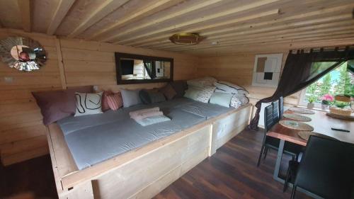 1 king bed, 4 sofa beds