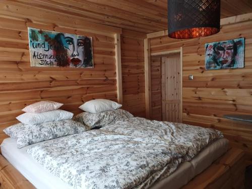 4 bedrooms, 9 beds