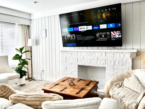 Cozy 3BR Holiday Retreat 2 Free Parking AC King BD in Vancouver, Canada