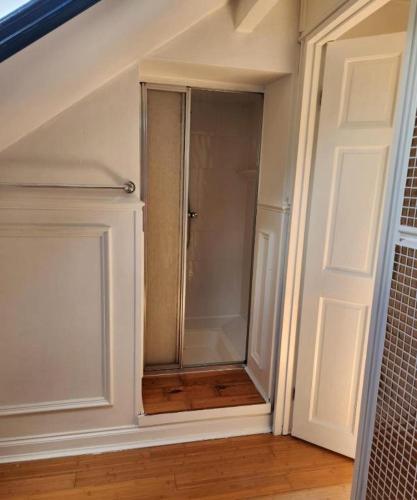 Rainsough Cottage Guest House - Shared Bathroom - Free Parking & WiFi, Manchester (photo 9)