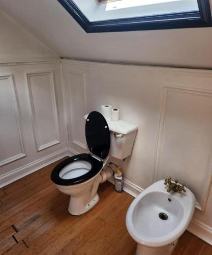 Rainsough Cottage Guest House - Shared Bathroom - Free Parking & WiFi, Manchester (photo 10)