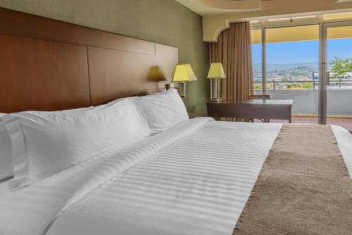 King Room with Balcony image 2