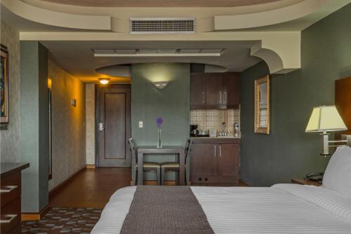 King Room with Balcony image 4
