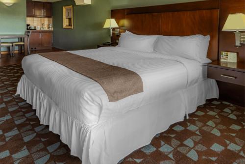 King Room with Balcony image 3