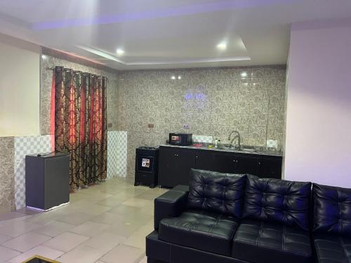Koplietošanas atpūtas telpa ar TV, YP-Made Luxurious 1 & 2 Bedroom Apartments in Epe