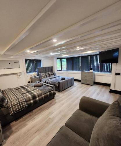 Rainsough Cottage Guest House - Sleeps upto 8 with ensuite - Free Parking & WiFi, Manchester