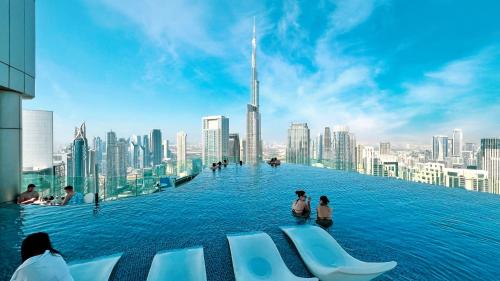 5 Star High Rise Luxury Apartment, Infinity Pool With Stunning Burj View - Brand New Apartment, Dubái