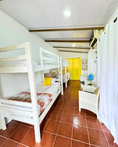 4 twin beds