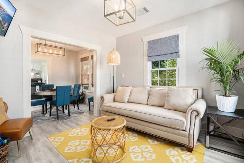 Sea Pink Retreat - Walk to Beach, newly renovated in Galveston, USA
