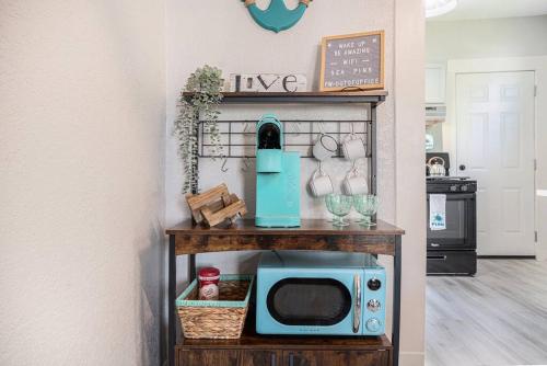 Sea Pink Retreat - Walk to Beach, newly renovated in Galveston, USA