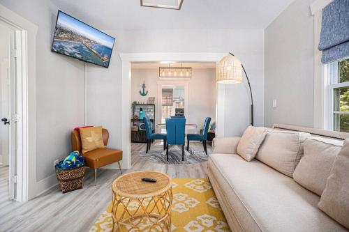 Sea Pink Retreat - Walk to Beach, newly renovated in Galveston, USA