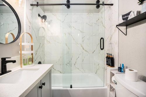Sea Pink Retreat - Walk to Beach, newly renovated in Galveston, USA