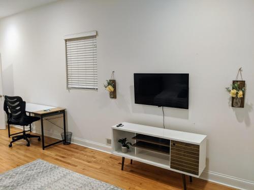 Cosy room near medical district with private balcony in Chicago, USA