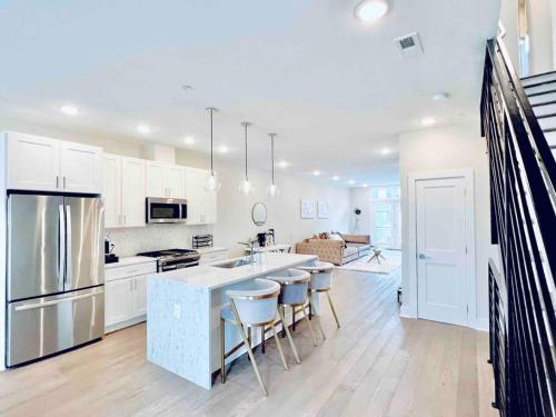 Luxurious 3BDR Penthouse with Private Rooftop Capitol and Monument Views Near Popular H Street Corridor Free Parking and Cancellation