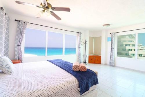 Penthouse on the Beach with Private Sea View in Cancún, Mexico