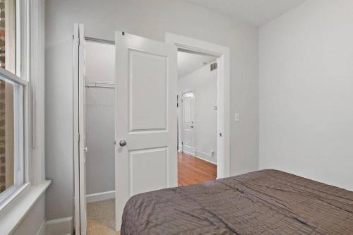 Urban Chic Logan Square Retreat with Free Parking in Chicago, USA