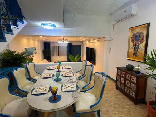 4-Bedroom Pool Villa in Central Bangkok Near Nana Near Asoke Bangkok 