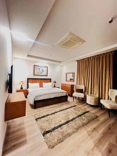 Three-Bedroom Apartment room in Luxury apartment in Gold Crest Mall 1 bed
