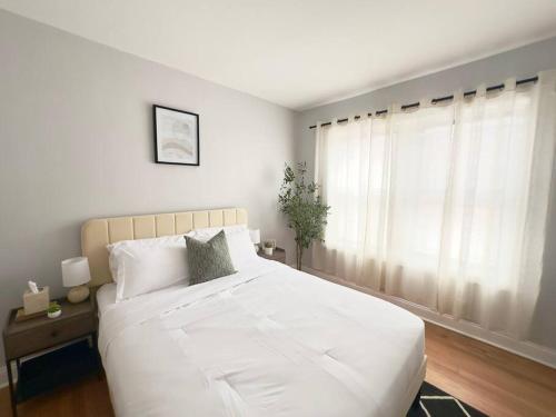 Cozy Retreat, Prime Location Near Loyola & Beach! in Chicago, USA
