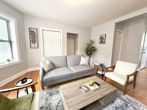 Cozy Retreat, Prime Location Near Loyola & Beach! in Chicago, USA