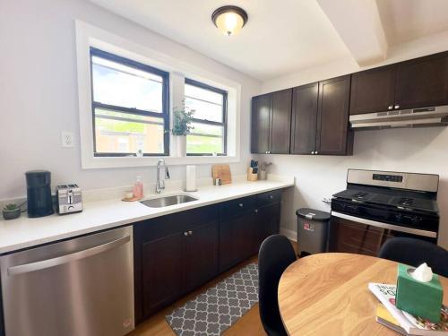 Cozy Retreat, Prime Location Near Loyola & Beach! in Chicago, USA