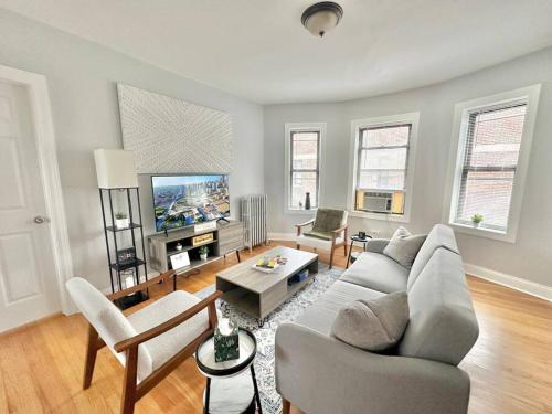 Cozy Retreat, Prime Location Near Loyola & Beach! in Chicago, USA