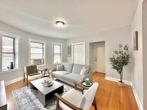 Cozy Retreat, Prime Location Near Loyola & Beach! in Chicago, USA