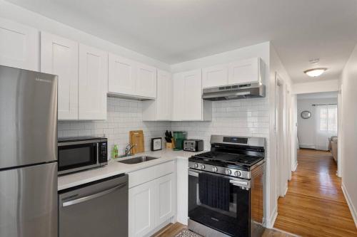 Stylish 2BR Near OHare Modern & Easy Access in Des Plaines, USA