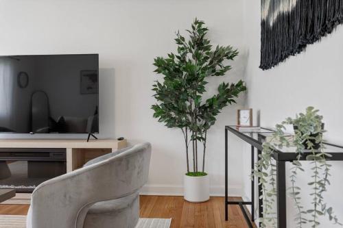 Stylish 2BR Near OHare Modern & Easy Access in Des Plaines, USA