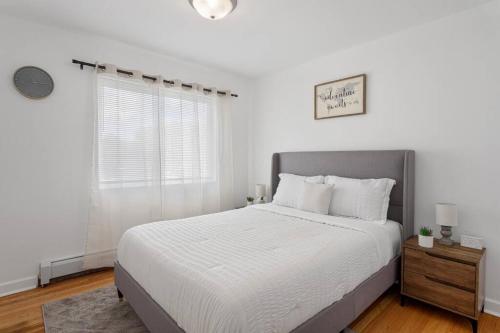Stylish 2BR Near OHare Modern & Easy Access in Des Plaines, USA