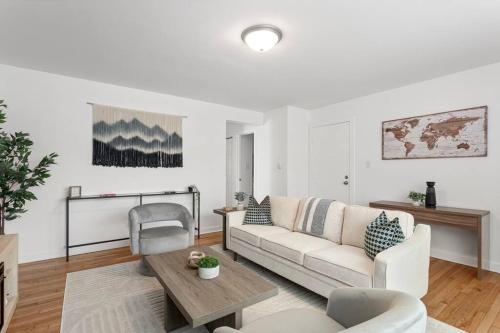 Stylish 2BR Near OHare Modern & Easy Access in Des Plaines, USA