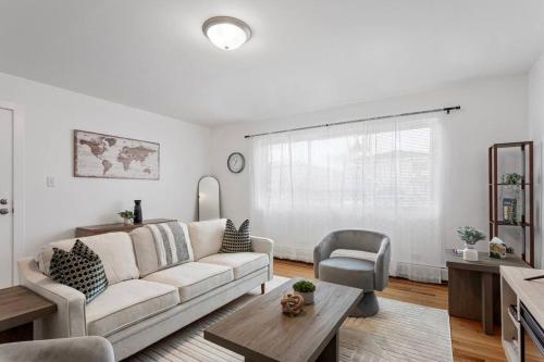 Stylish 2BR Near OHare Modern & Easy Access in Des Plaines, USA
