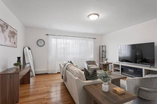 Stylish 2BR Near OHare Modern & Easy Access in Des Plaines, USA