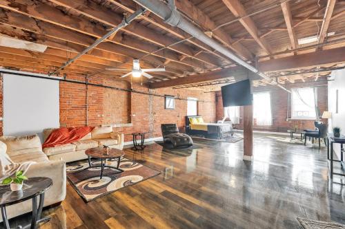 Stylish Chic Retreat at Lafayette Lofts apts thumb 2