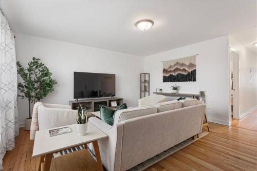 Cozy 2BR Near O Hare Free WiFi and Parking in Des Plaines, USA